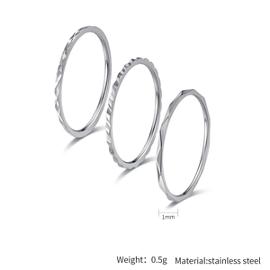 Détails de bagues empilables de 1mm en acier inoxydable aux motifs texturés et ondulés