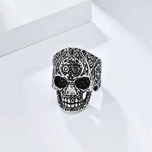 Makroaufnahme des Retro-Edelstahl-Totenkopfrings mit fein gravierten Verzierungen