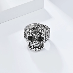 Detailansicht eines Totenkopfrings mit Blumengravur und oxidiertem Edelstahl-Finish