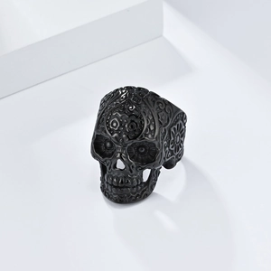 Makroaufnahme eines schwarzen Totenkopfrings mit gotischen floralen Gravuren
