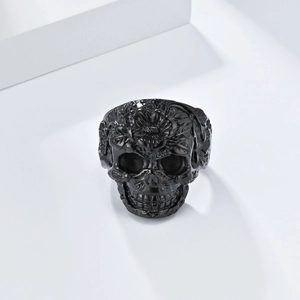 Makroaufnahme eines schwarzen Gothic-Totenkopfrings mit Blumenmuster und Matt-Effekt