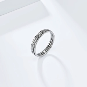 Détail d'une bague de 1mm en acier titane argenté avec surface texturée à coupe géométrique