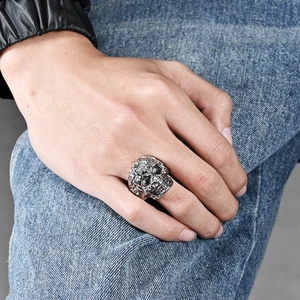 Retro-Punk Totenkopf-Ring in Vintage-Silber mit gravierten Details an einer Männerhand