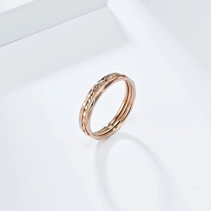 Vue détaillée d'une bague or rose 1mm avec surface géométrique pour superposition chic