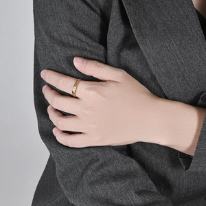 Détail de la bague empilable en or martelé 1 mm sur mannequin en veste de costume grise