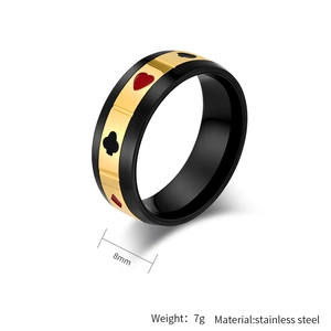 Détail d'une bague rotative de 8mm en acier inoxydable avec motif poker et fini noir et or