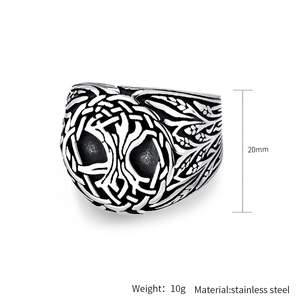 Vue détaillée de la bague Arbre de Vie Viking 20mm montrant le poids et l'acier inoxydable