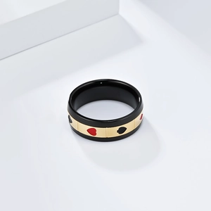 Détail d'une bague rotative noire en titane avec motifs poker dorés anti-stress