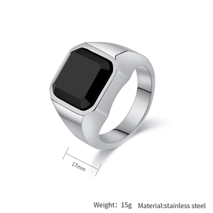Detalle de ónix negro cuadrado de 17mm en anillo de sello de acero inoxidable pulido