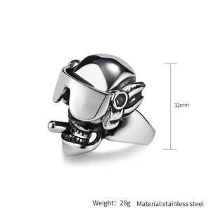 Vue détaillée bague tête de mort punk avec spécifications de 32mm de haut et 28g en acier