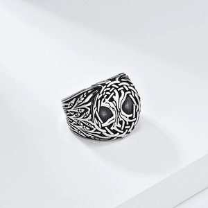 Bague vintage Viking Arbre de Vie avec tête de mort sur fond géométrique blanc