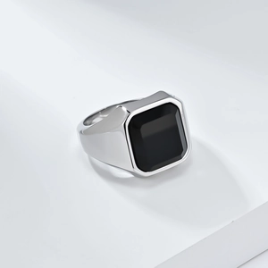 Anillo de hombre moderno con piedra de ágata negra cuadrada pulida en banda de acero plata
