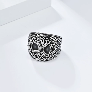 Vue détaillée des motifs Arbre de Vie et nœud celtique sur bague vintage en acier