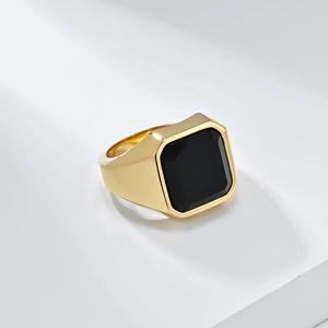 Detalle macro de un anillo de sello vintage para hombre con ágata negra y baño de oro