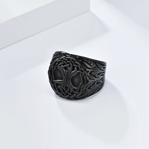 Détail de la bague Viking Arbre de Vie aux motifs évidés noirs complexes