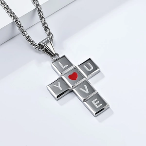Pendentif croix avec cœur rouge et gravure I LOVE YOU sur une chaîne en acier tressé
