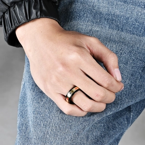 Bague rotative pour homme avec motifs de cartes à jouer portée dans un cadre quotidien