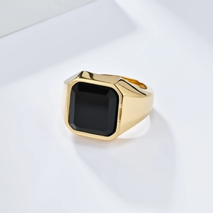 Anillo de sello para hombre en acero inoxidable dorado con una gran piedra negra cuadrada