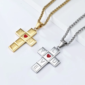 Détail du pendentif croix avec lettres I LOVE YOU et cœur rouge en doré et argenté