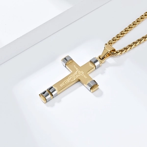 Détail d'un pendentif crucifix bicolore or et argent avec chaîne maille épi robuste