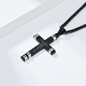 Vue détaillée du collier croix noir mat avec relief Jésus argenté et chaîne épaisse