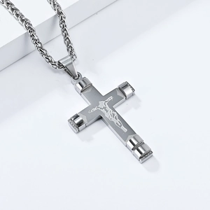 Pendentif croix Jésus en acier inoxydable argenté avec une chaîne maille épi robuste
