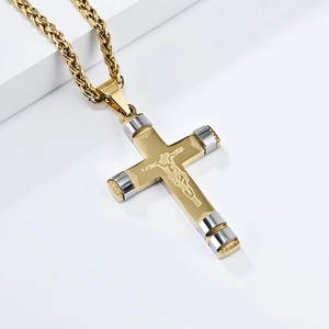 Pendentif croix bicolore en acier titane avec relief Jésus et chaîne blé dorée