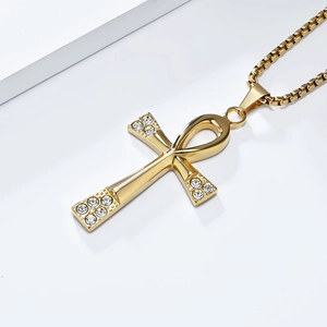 Détail du pendentif Ankh doré orné de cristaux avec sa chaîne à mailles vénitiennes