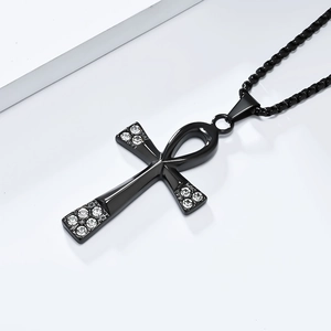 Détail du pendentif croix Ankh noire avec strass scintillants et chaîne à billes assortie