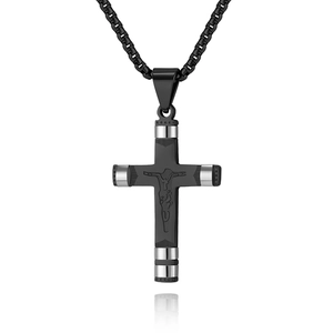 Pendentif croix en acier titane noir mat avec détails argentés et collier chaîne box assorti
