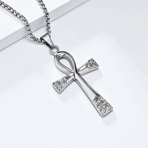 Gros plan du collier croix Ankh en argent avec diamants sur une chaîne vénitienne