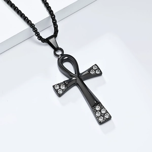 Détail macro du pendentif croix Ankh noire avec incrustations de pierres de zircon