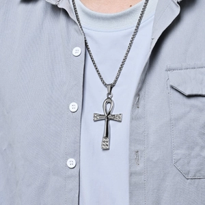 Collier avec pendentif croix Ankh en acier inoxydable argenté et strass brillants