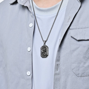 Retro rechthoekige hanger ketting met draak reliëf in titanium staal voor heren