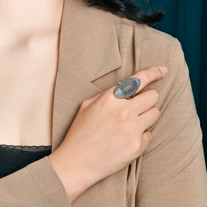 Anillo ovalado de estilo francés con piedras negras en acero inoxidable chapado en oro