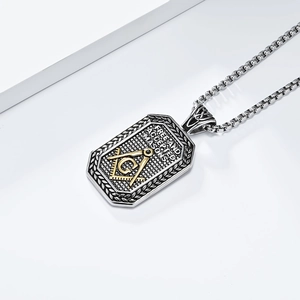 Detail des Freimaurer-Anhängers in Silber und Gold mit robuster Perlenkette für Herren