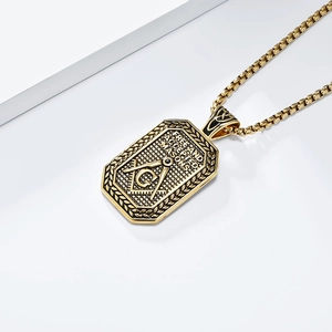 Detailansicht des goldenen Freimaurer-Anhängers mit Zirkel und G auf Edelstahlkette