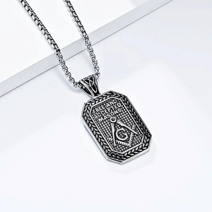 Detailaufnahme des Freimaurer-Stahlanhängers mit Free and Accepted Masons Gravur und Kette