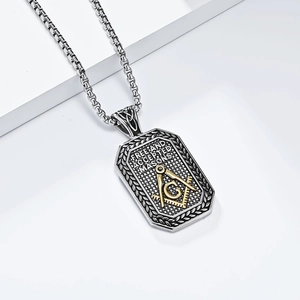 Detaillierte Makroansicht des Freimaurer-Anhängers mit silberner Kette und goldener Symbolik