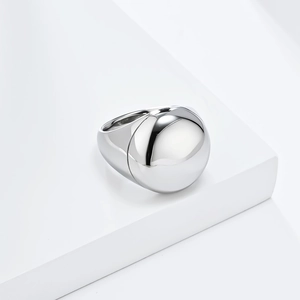 Anello a cupola d'argento minimalista con finitura metallica lucida e design sferico