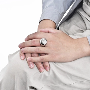 Anello a cupola in argento lucido in acciaio inossidabile minimalista per un look moderno