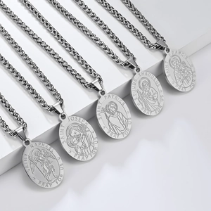 Set di cinque ciondoli santi in acciaio inossidabile argento su display a piani