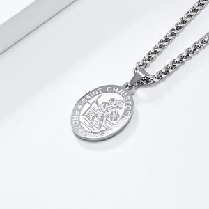 Dettaglio macro del medaglione Saint Christopher argento con catena a maglia spiga