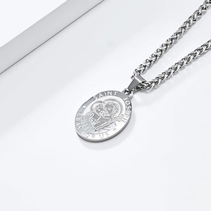 Macro del ciondolo medaglia San Giuseppe in argento con collana a catena di grano