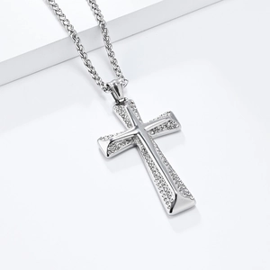 Pendentif croix Hip Hop en acier argenté avec diamants étincelants sur une chaîne épi