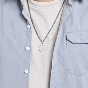Collana unisex arcangelo in acciaio argento con ciondolo a medaglia ovale a rilievo