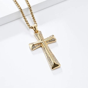 Détail du pendentif croix plaqué or 18 carats avec cristaux scintillants sur chaîne épi
