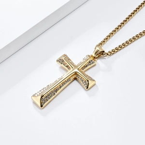 Gros plan du pendentif croix hip hop plaqué or 18 carats avec cristaux blancs brillants