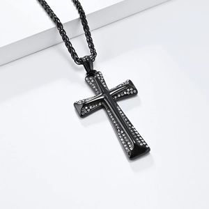 Détail du collier croix en acier titane noir avec des rangées de cristaux étincelants