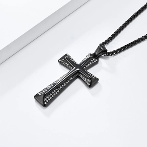 Détail du collier croix hip hop plaqué or 18 carats avec cristaux étincelants
